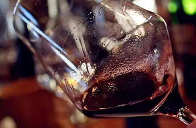 葡萄酒里有沉淀物还能继续喝吗?