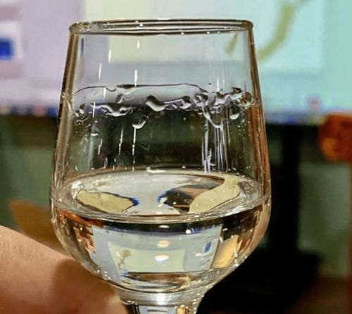 买白酒时,认准瓶身上 这串码 ,一眼分辨出 勾兑酒 和粮食酒