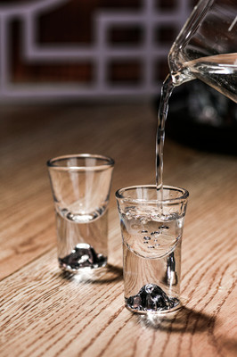 白酒杯缺东西