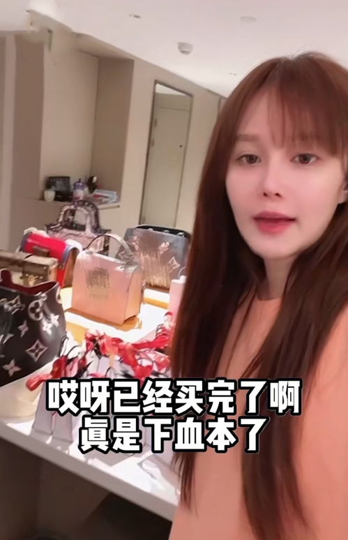 赵本山女儿在街边唱歌 穿短裙秀大长腿,承包酒吧二楼嗨玩太气派