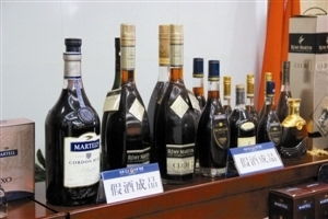 黑工厂日产30箱假洋酒流入市场
