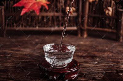 美食倒酒高清大图