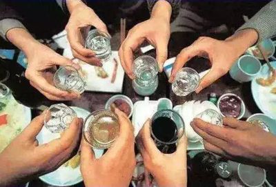 每天半斤白酒下肚,小伙竟变成了“女儿身”!喝酒还有这功效?