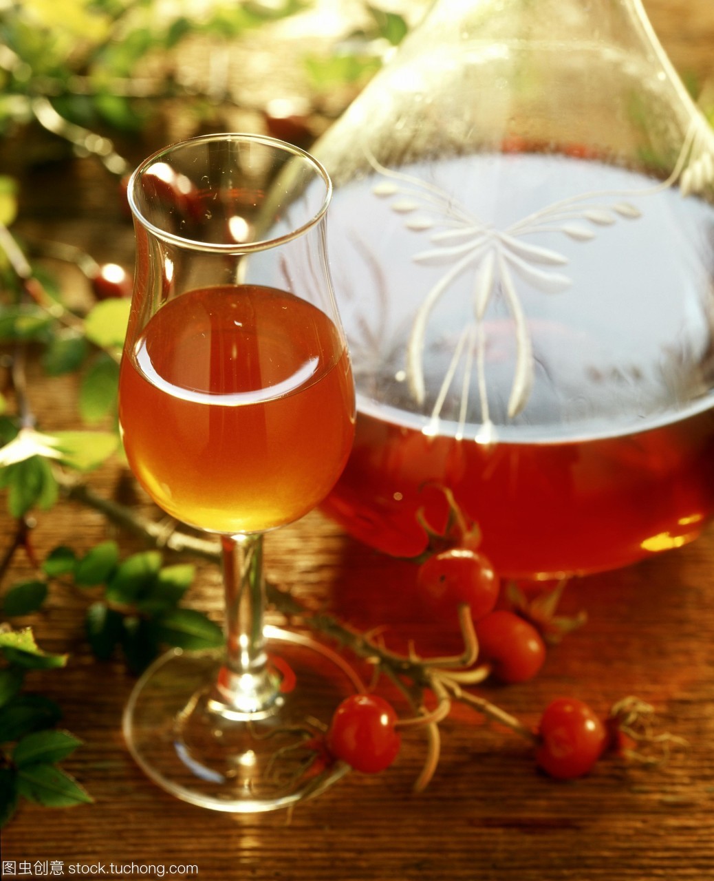 野玫瑰果利口酒在酒杯和酒瓶